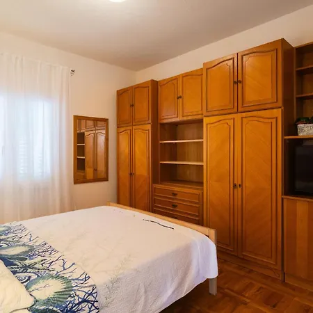 3 Bedroom Stunning In Selca Holiday home