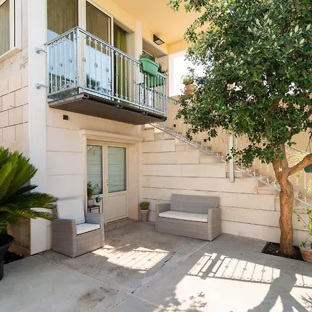3 Bedroom Stunning In Selca Holiday home *